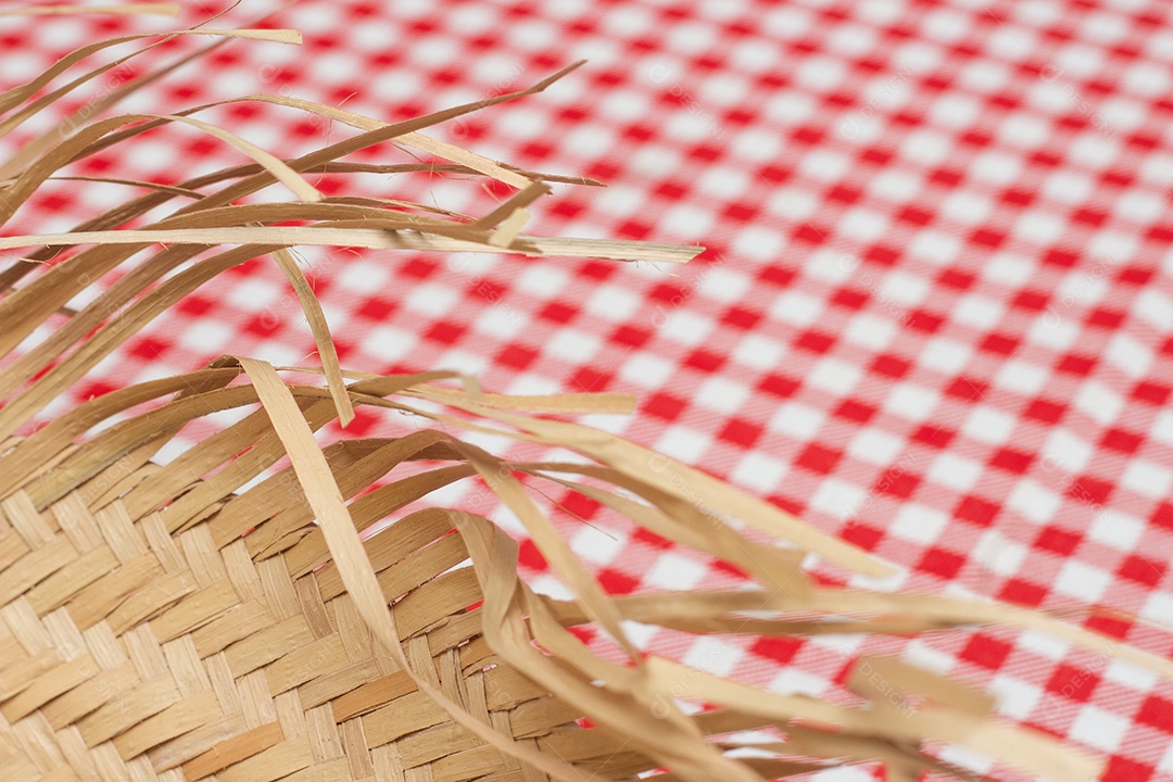 Chapéu de palha de festa brasileira em tecido xadrez