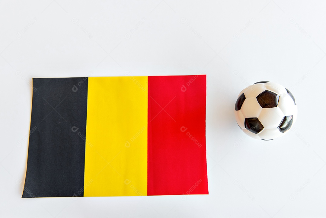 Bola de futebol e bandeira belga no fundo branco