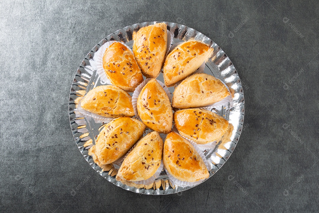 Pastel de forno. Comida de festa. fundo cinza.