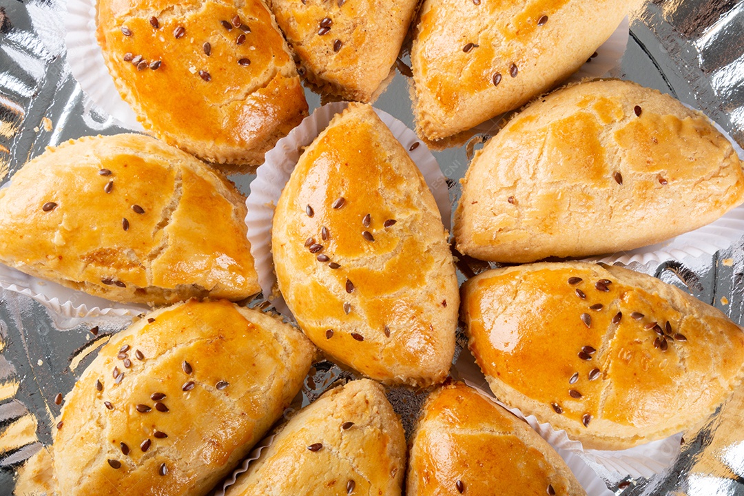 Pastel de forno. Comida de festa. fundo cinza.