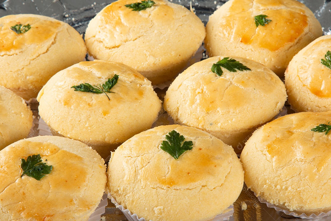 Empada. Lanche tradicional brasileiro de frango. Fundo cinza.