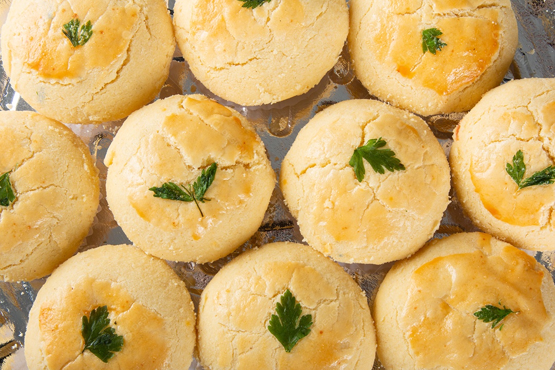 Empada. Lanche tradicional brasileiro de frango. Fundo cinza.