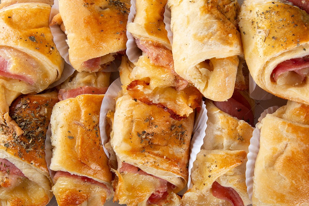 Croissant com queijo e presunto..