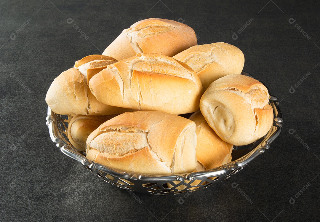 Cesta de pão francês. Pão tradicional brasileiro.