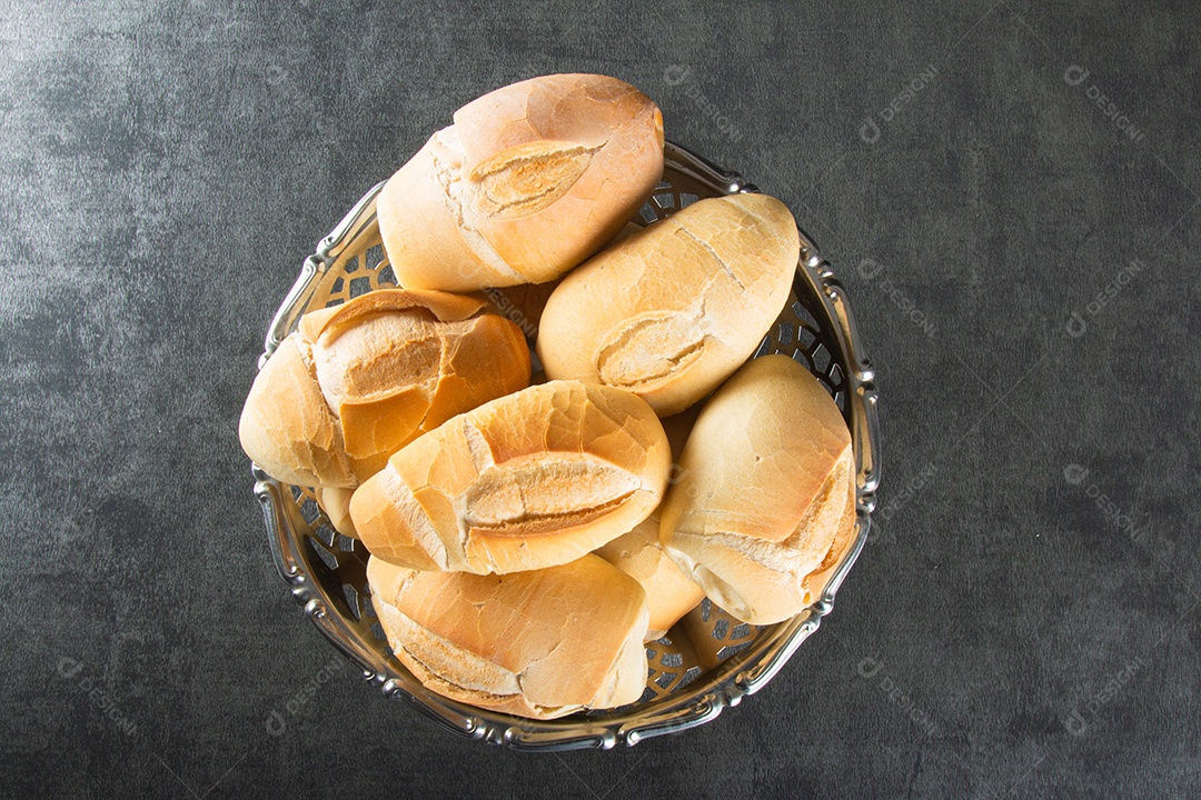 Cesta de pão francês. Pão tradicional brasileiro.