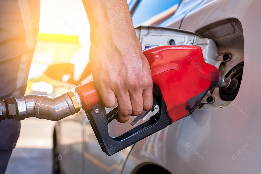 Tanque de carro de enchimento manual com combustível na estação de reabastecimento na bomba