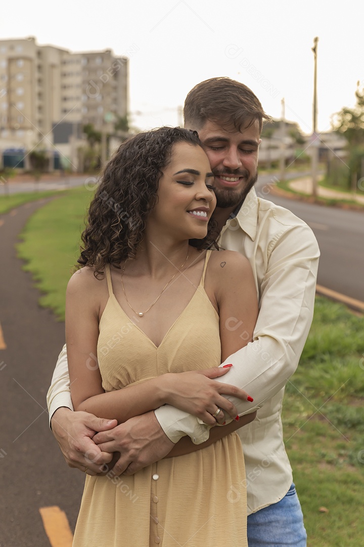 Lindo casal de homem e mulher apaixonado sobre parque