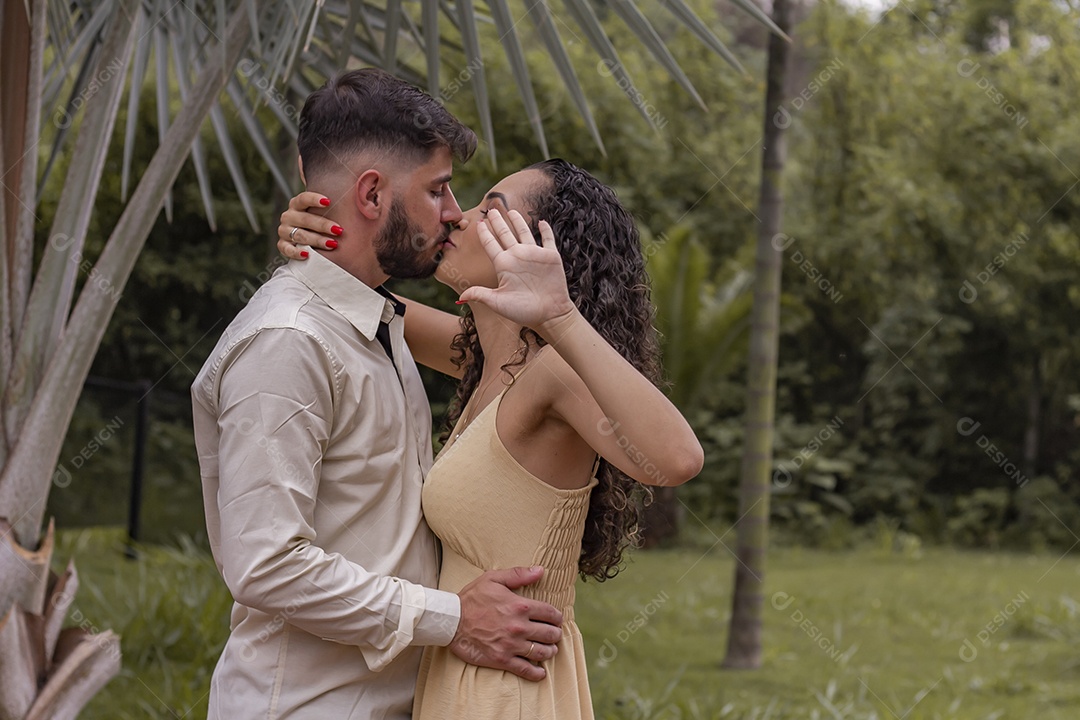 Lindo casal de homem e mulher apaixonado sobre parque
