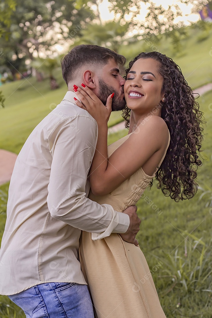 Lindo casal de homem e mulher apaixonado sobre parque