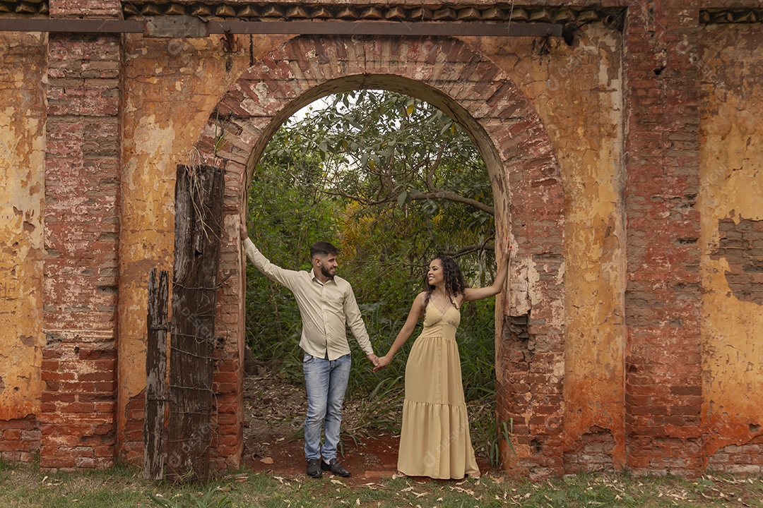 Lindo casal de homem e mulher apaixonado sobre parque