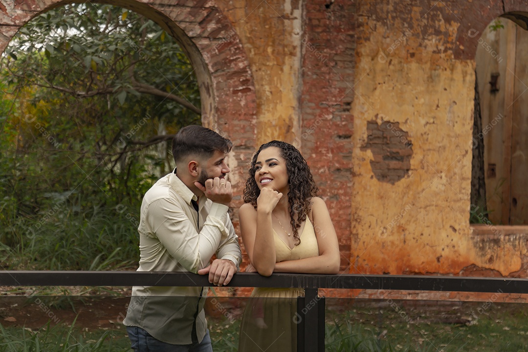 Lindo casal de homem e mulher apaixonado sobre parque