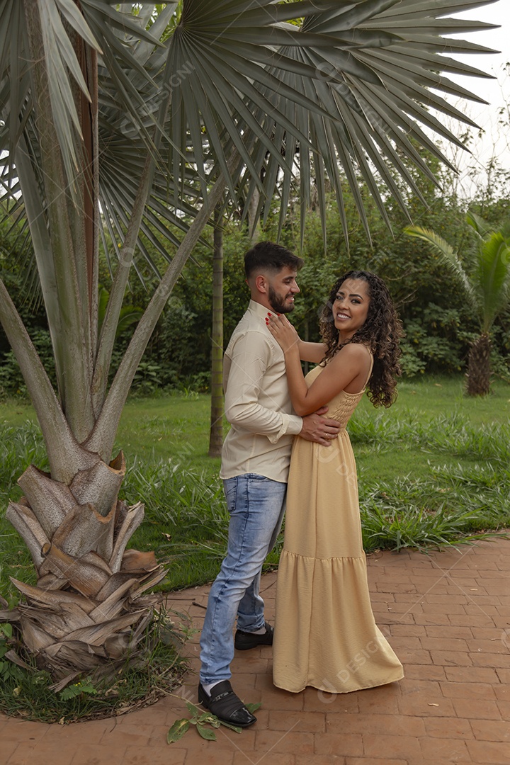 Lindo casal de homem e mulher apaixonado sobre parque