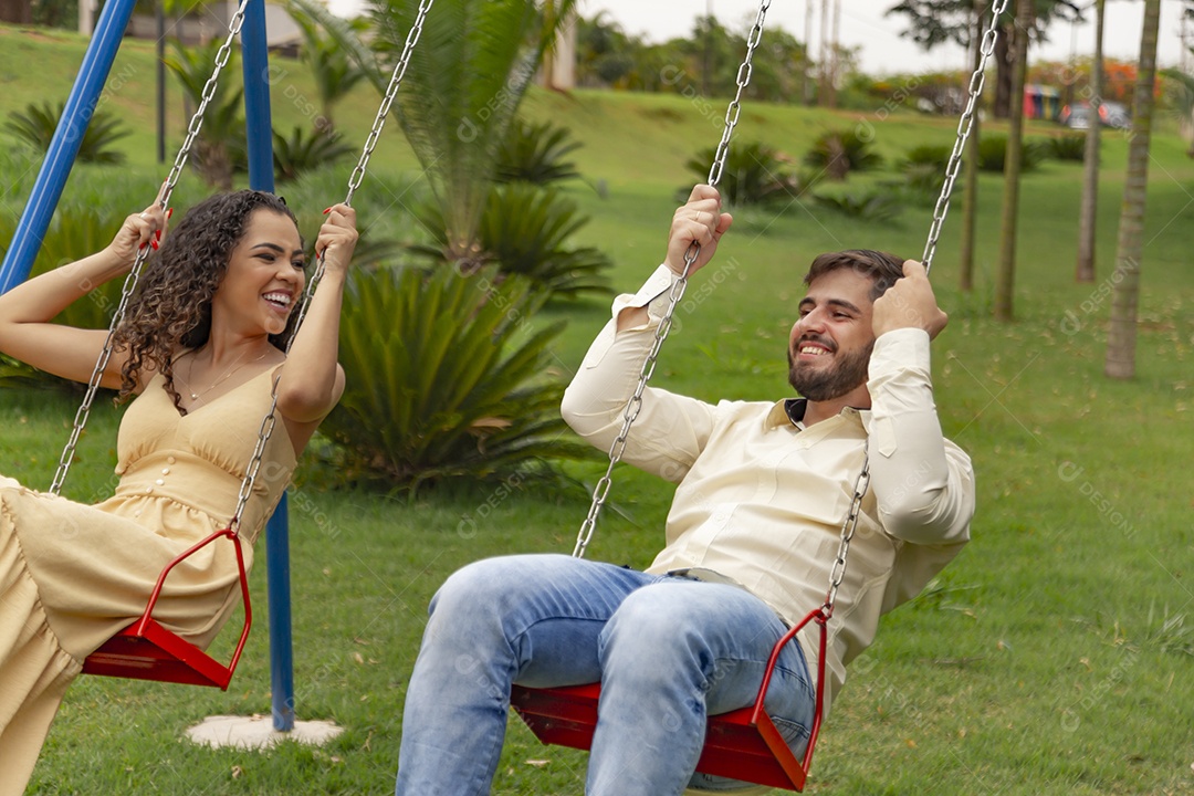 Lindo casal de homem e mulher apaixonado sobre parque