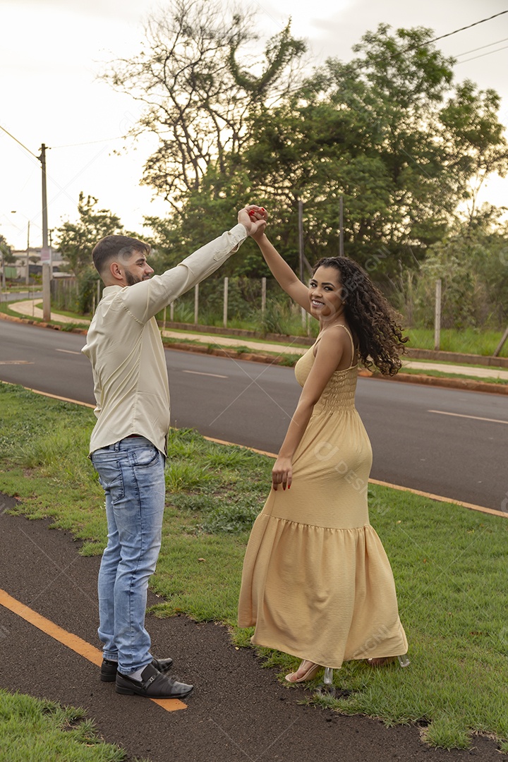 Lindo casal de homem e mulher apaixonado sobre parque