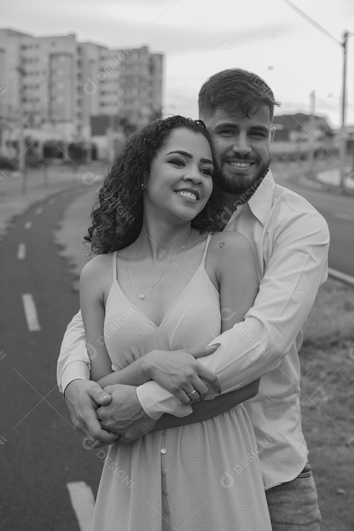 Lindo casal de homem e mulher apaixonado sobre parque