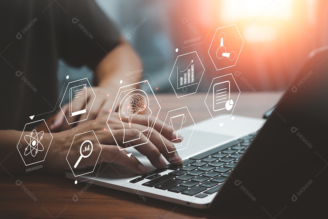 Homem de negócios usando educação de tela virtual de ícone de computador portátil on-line e e aprendizagem na mesa.