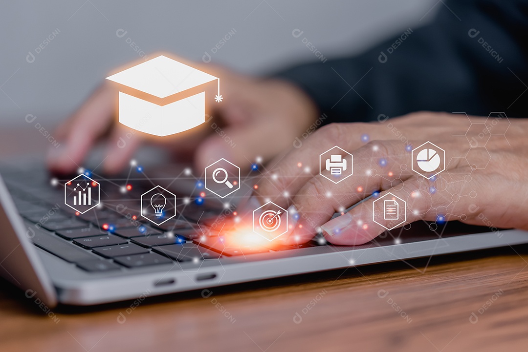 Homem de negócios usando educação de tela virtual de ícone de computador portátil on-line e e aprendizagem na mesa.