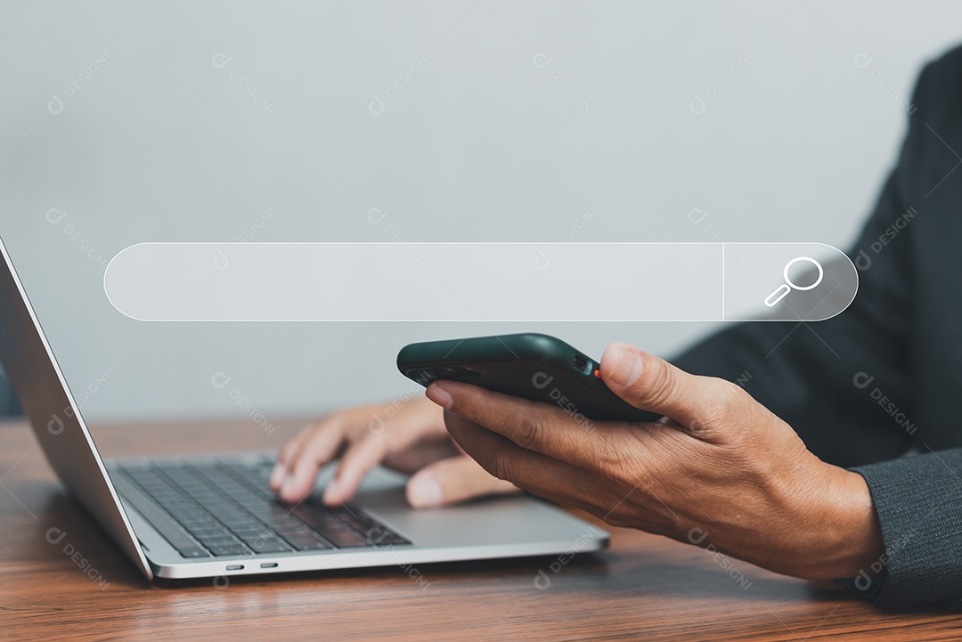 Mão de homem procurando navegando por informações de dados de internet Tecnologia no notebook de teclado de computador. Otimização de mecanismo de busca de SEO.