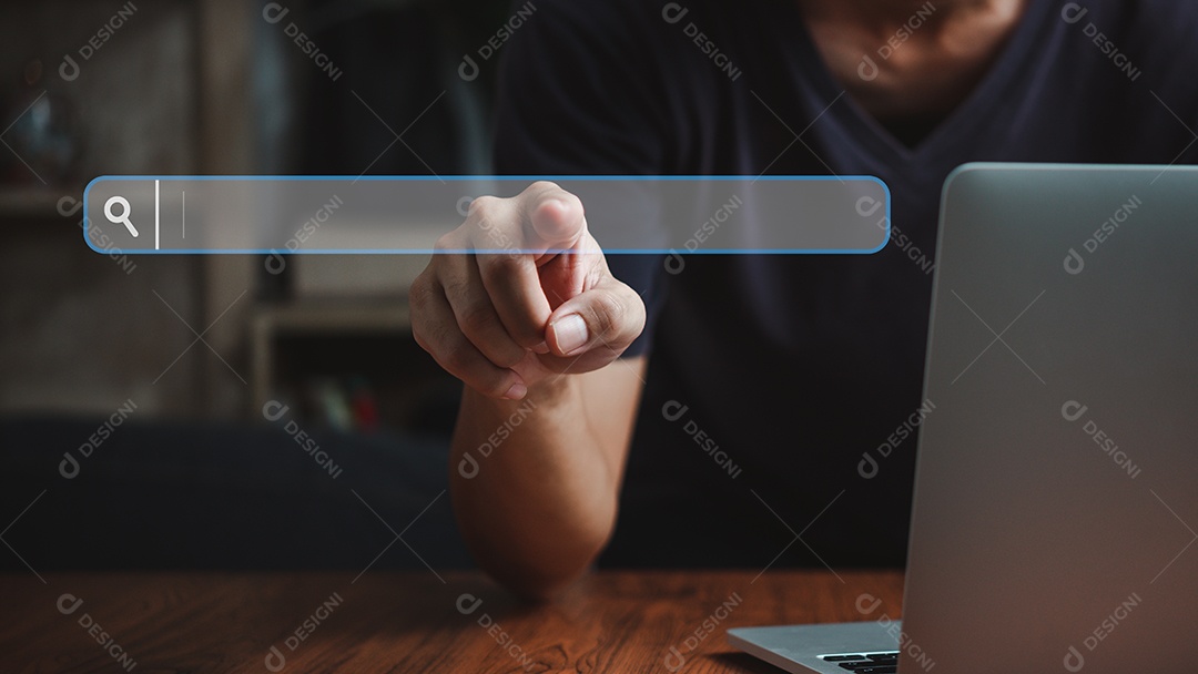 Mão de homem procurando navegando por informações de dados de internet Tecnologia no notebook de teclado de computador. Otimização de mecanismo de busca de SEO.