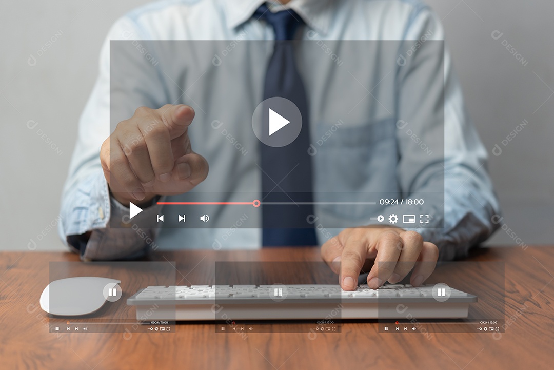 Mãos de empresário usando mouse e teclado de computador para streaming online na tela virtual, assistindo vídeo na internet.