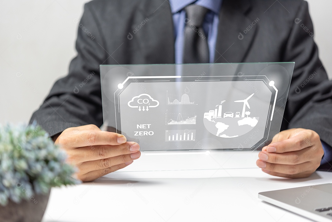 Empresário tocando a tela virtual ícone eco energia sustentável conceito de tecnologia digital de ambiente.