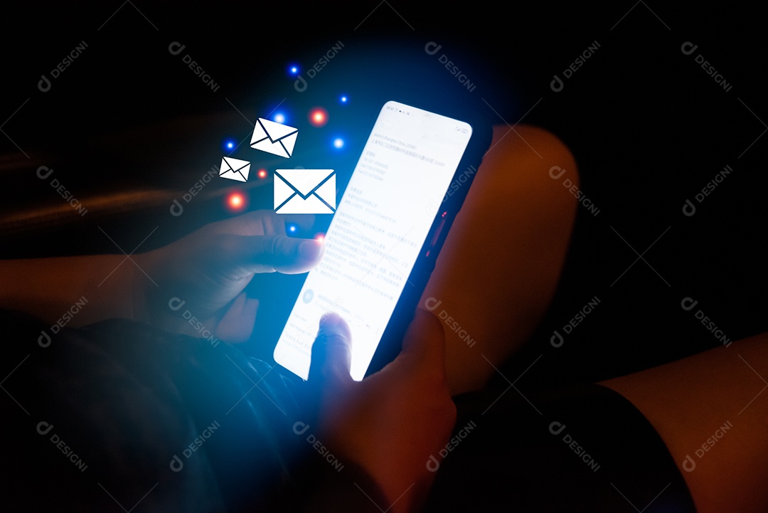Mão de uma mulher segurando um telefone verificando a tela virtual do ícone de e-mail no carro à noite. Conceito de negócio de mensagem de aplicativo de conexão de tecnologia digital.
