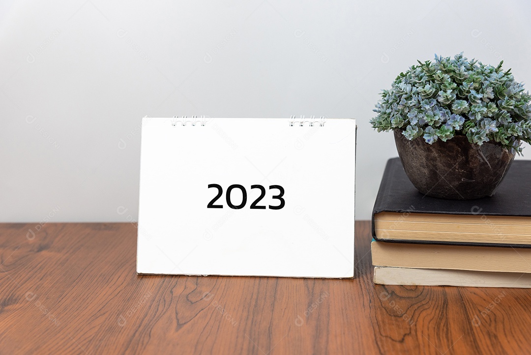 Ideia de negócio, conceito de ação. Livro de calendário 2023 no fundo da mesa.