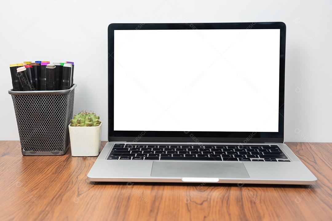 Computador portátil de maquete exibe tela em branco na mesa no escritório.