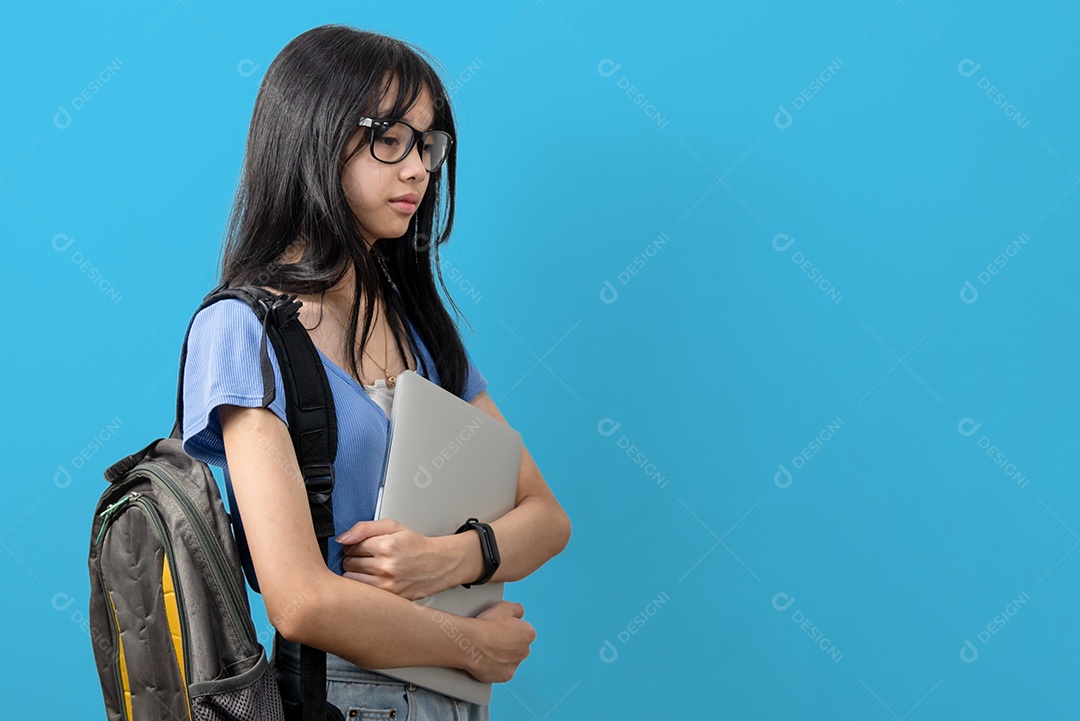 pessoa asiática adolescente segurando o laptop do computador no fundo.