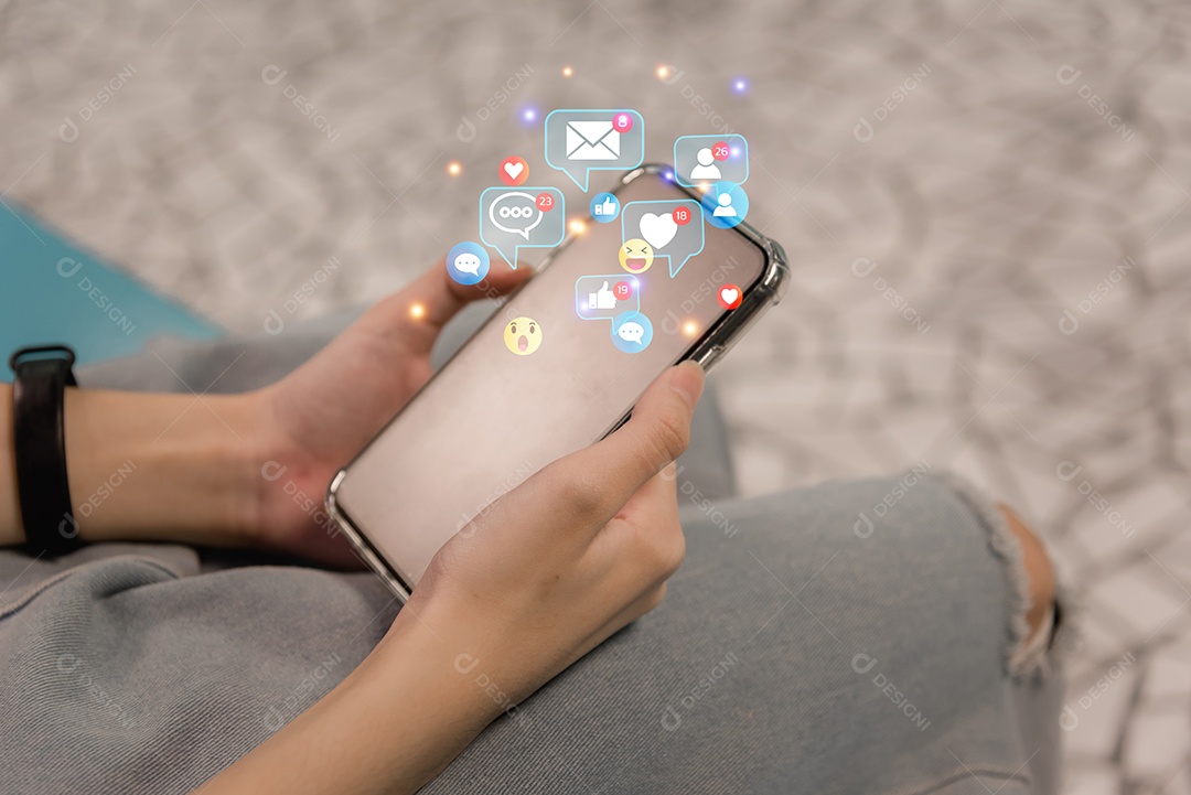 Jovem digitando celular bate-papo correio social media discurso e-mail mensagem