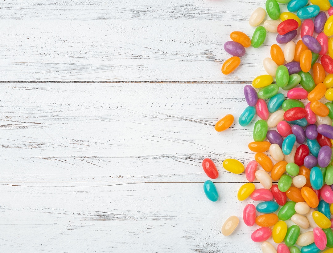 Jujubas coloridas sobre a mesa de madeira