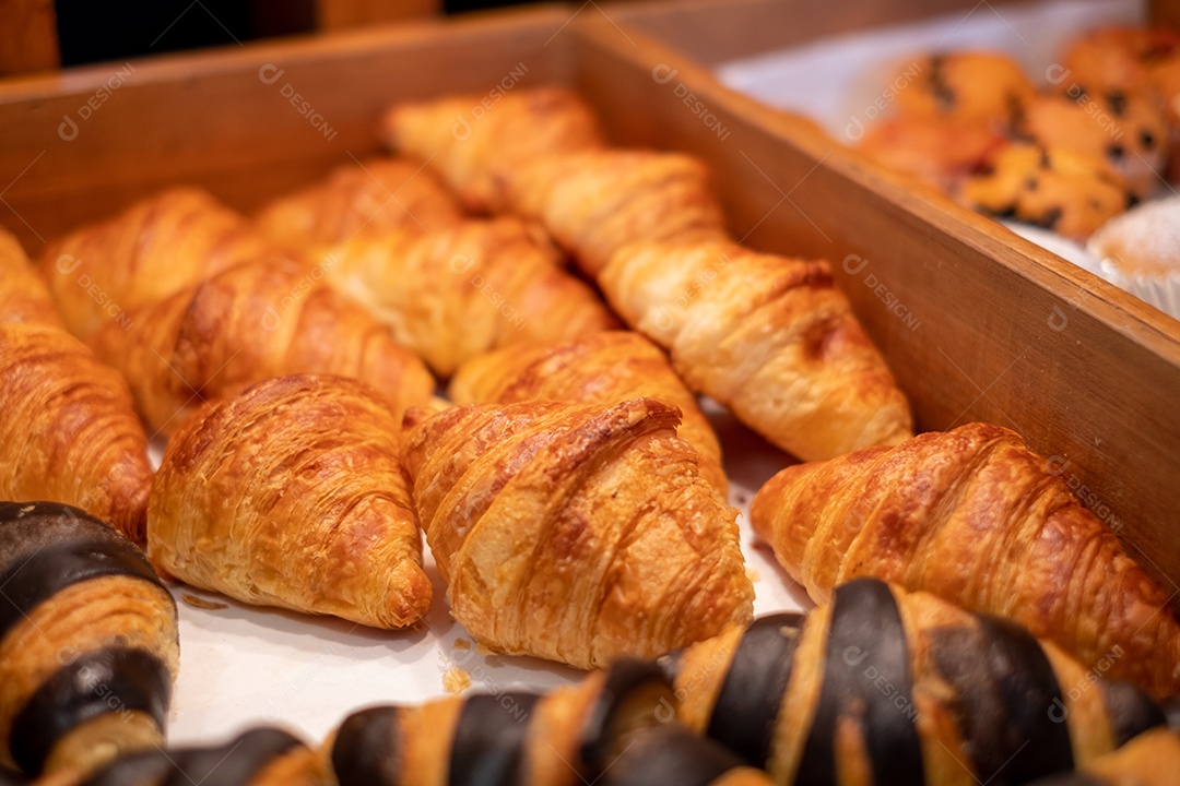 Croissants frescos em uma bandeja de madeira em um café