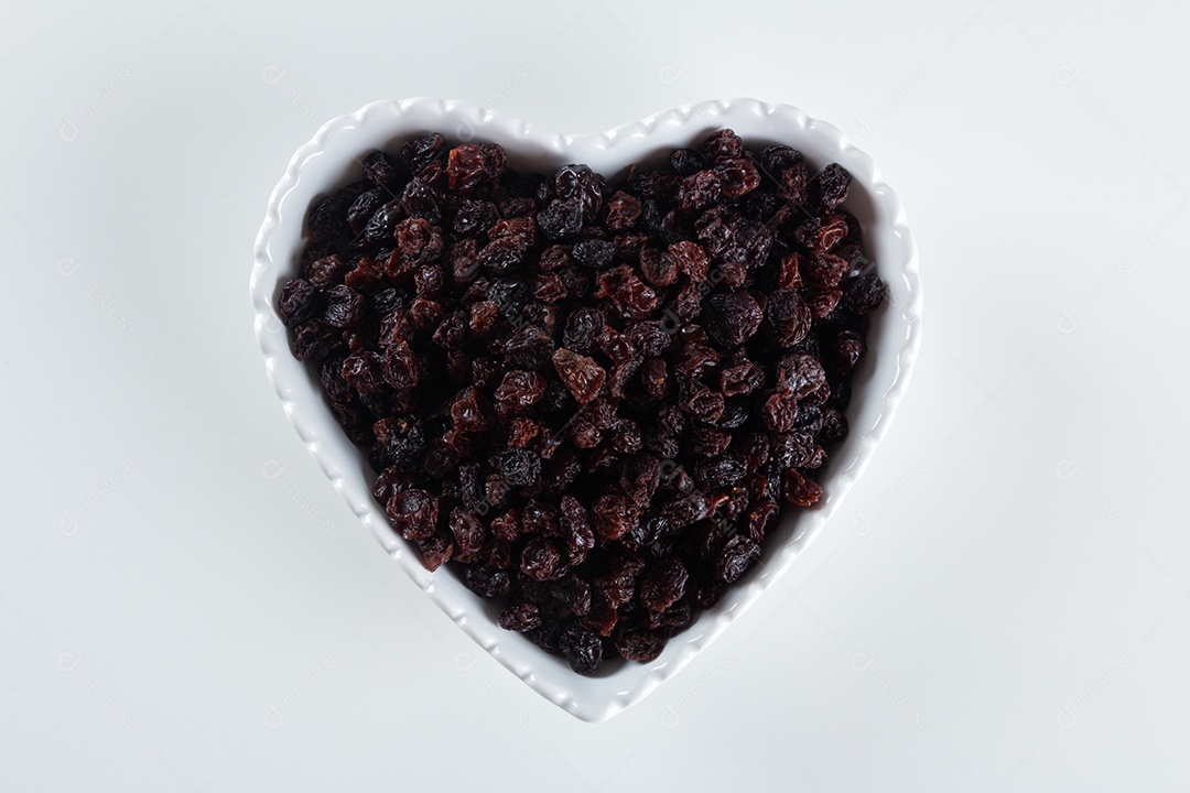 Uvas passas secas. Comida tradicional de Natal. Tigela de coração