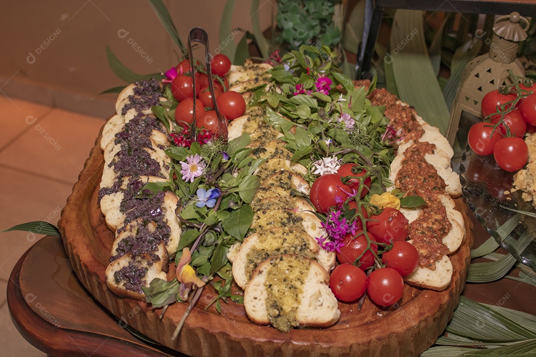 Porção de comida banquetes sobre tabua de madeira