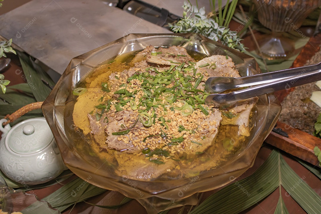 Bisteca de carne sobre tigela de vidro