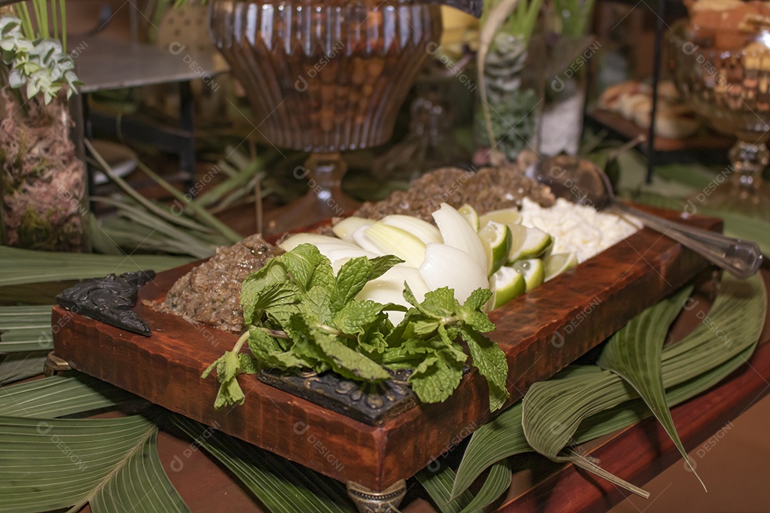 Porção de carne com cebola tabua de madeira
