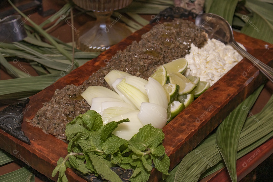 Porção de carne com cebola tabua de madeira