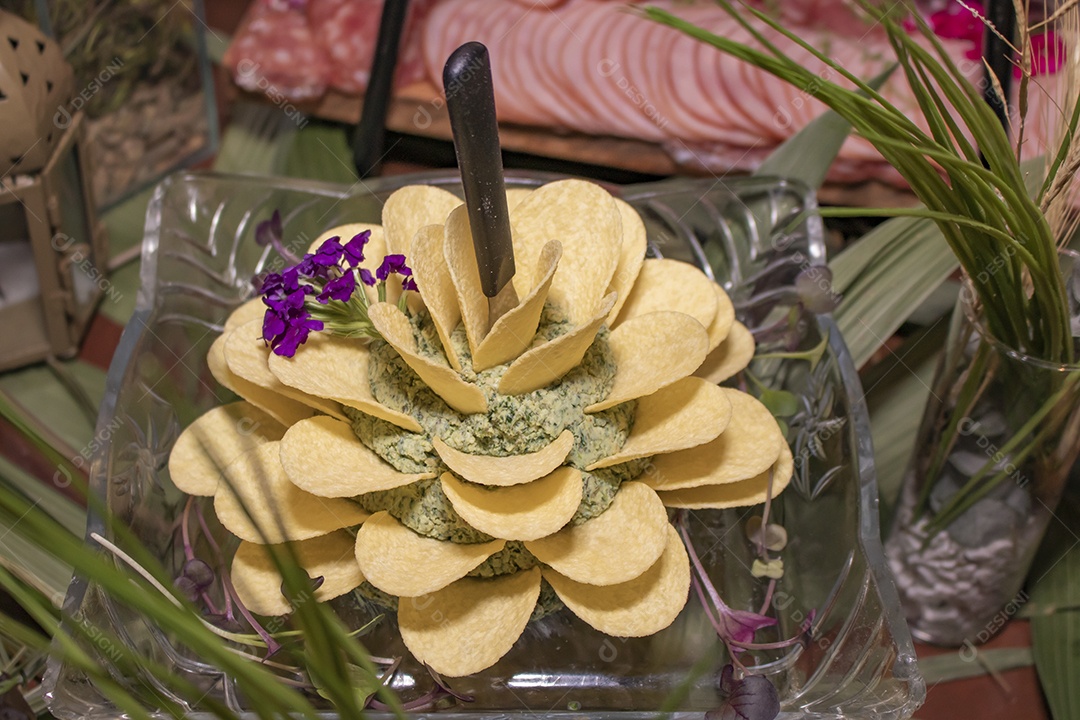 Batata massa comida sobre uma mesa de restaurante