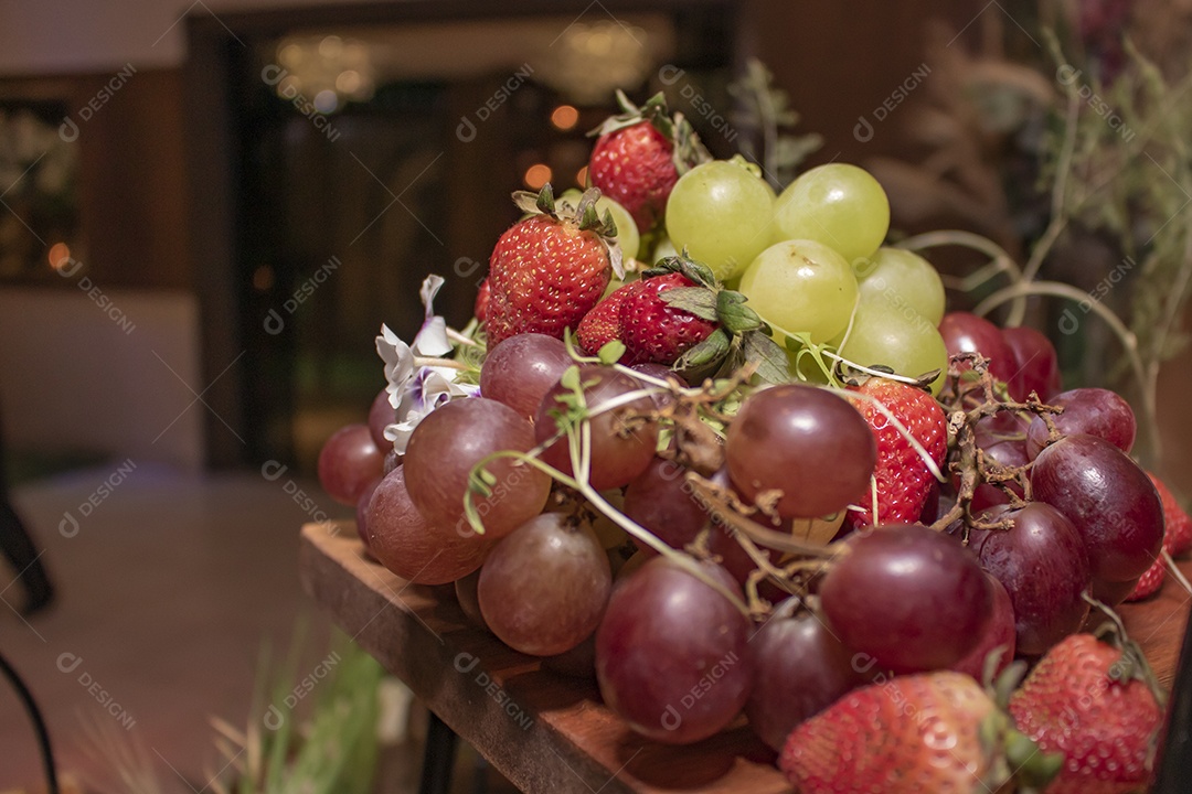 Porção de frutas comida morango uvas verde