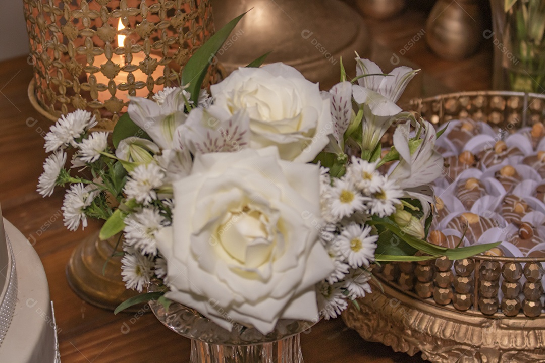 Flores sobre fundo brigadeiros doce comida mesa de festa de casamento