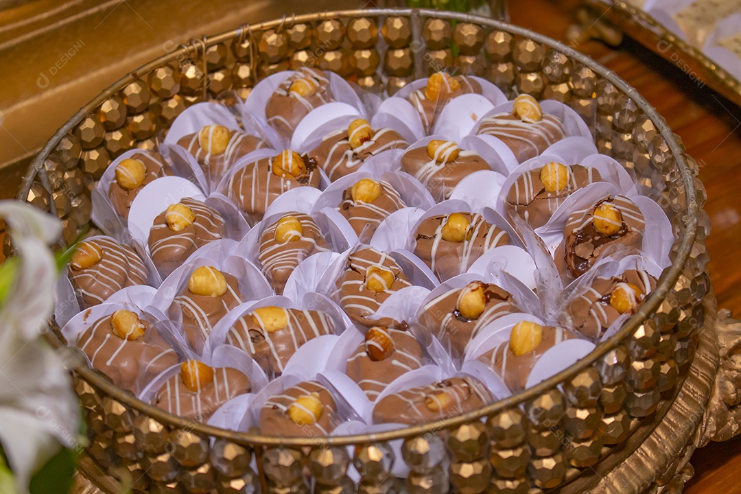 Alimento brigadeiros comida doce sobre uma mesa de casamento