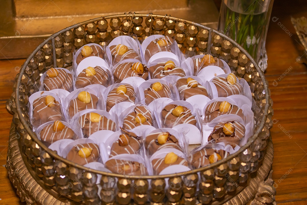 Alimento brigadeiros comida doce sobre uma mesa de casamento