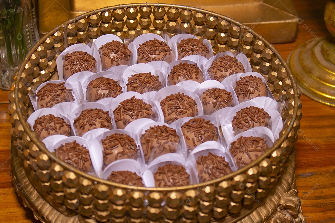 Alimento brigadeiros comida doce sobre uma mesa de casamento