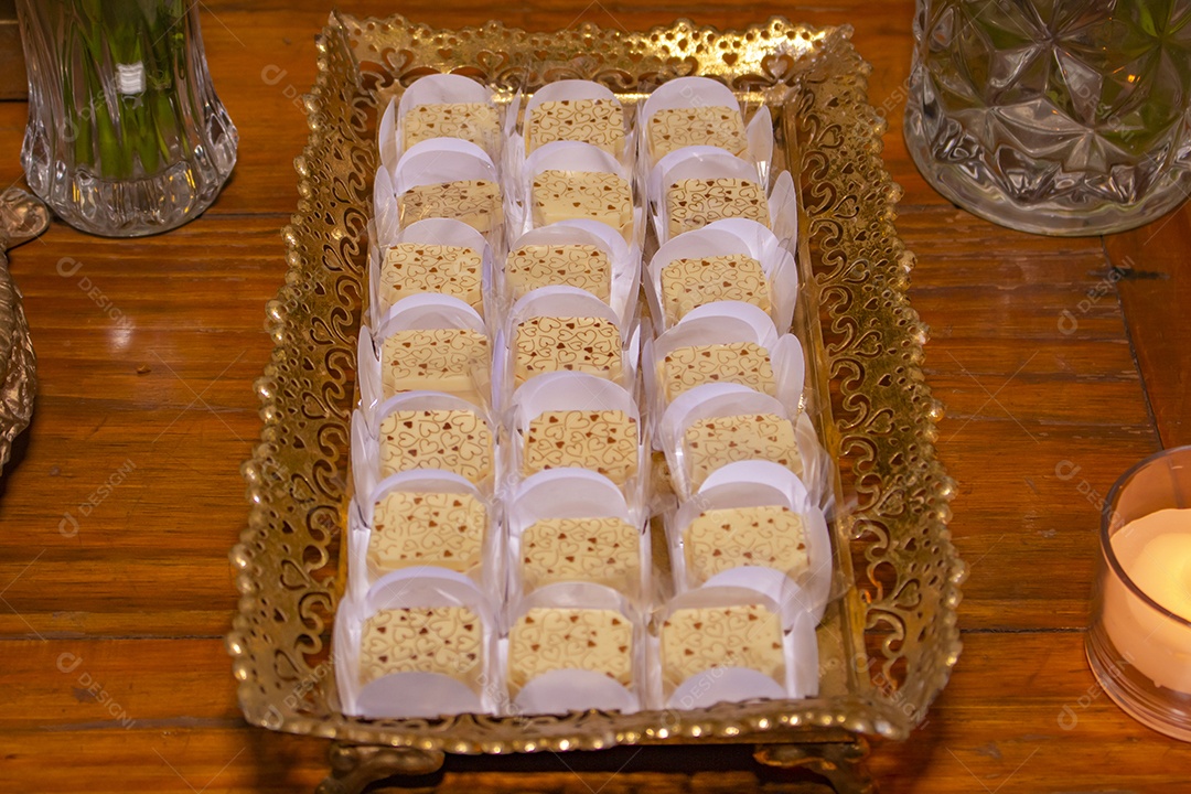 Alimento brigadeiros comida doce sobre uma mesa de casamento