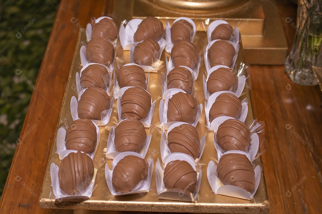 Alimento brigadeiros comida doce sobre uma mesa de casamento