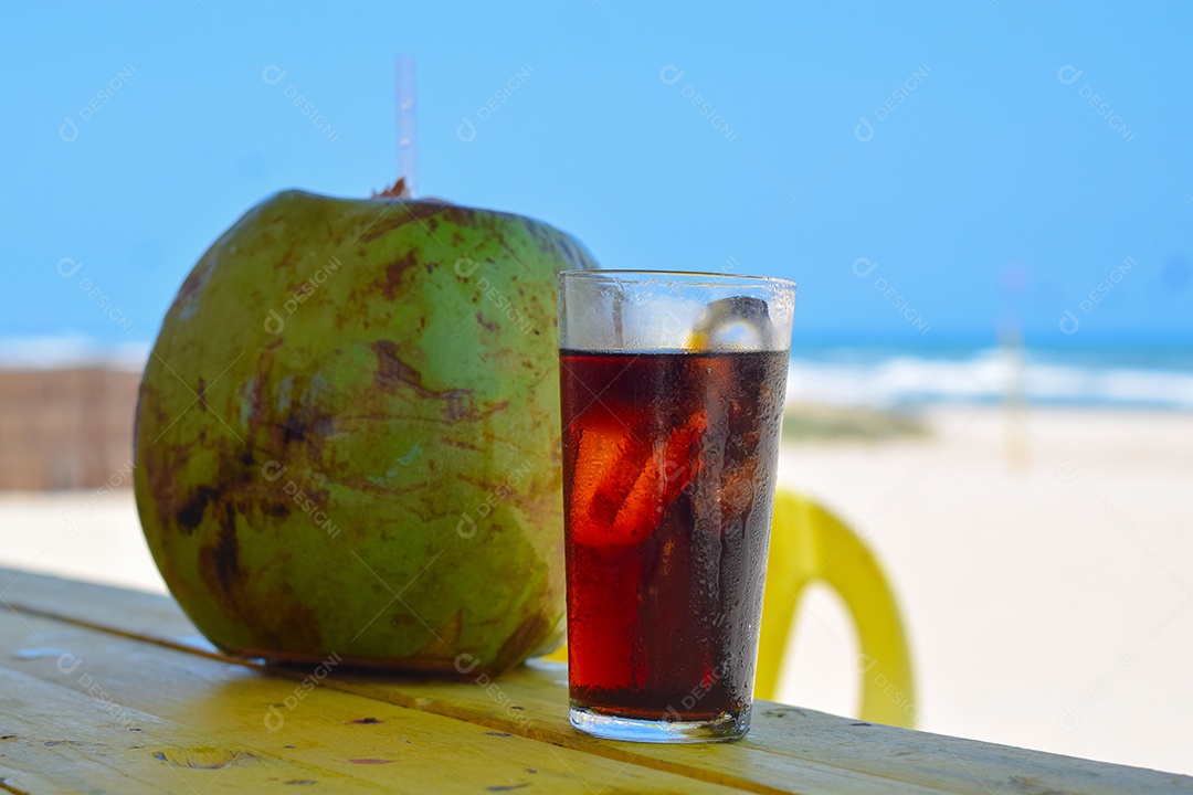 Coco e Copo com Refrigerante na Praia