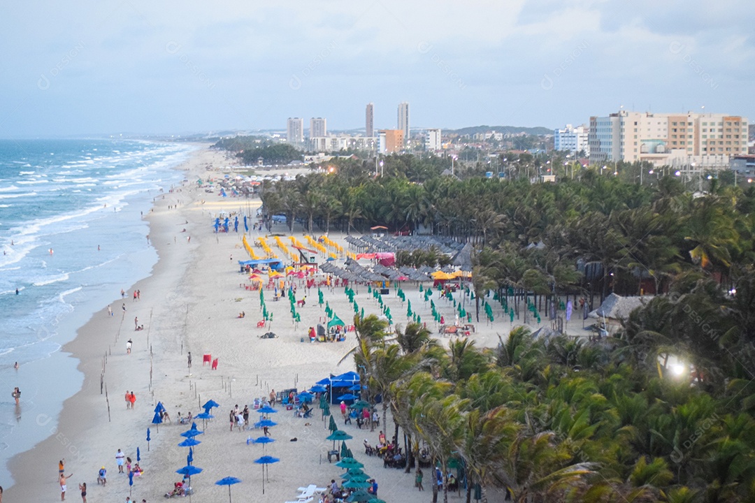 Linda Praia com Vários Prédios e Pessoas no Fundo
