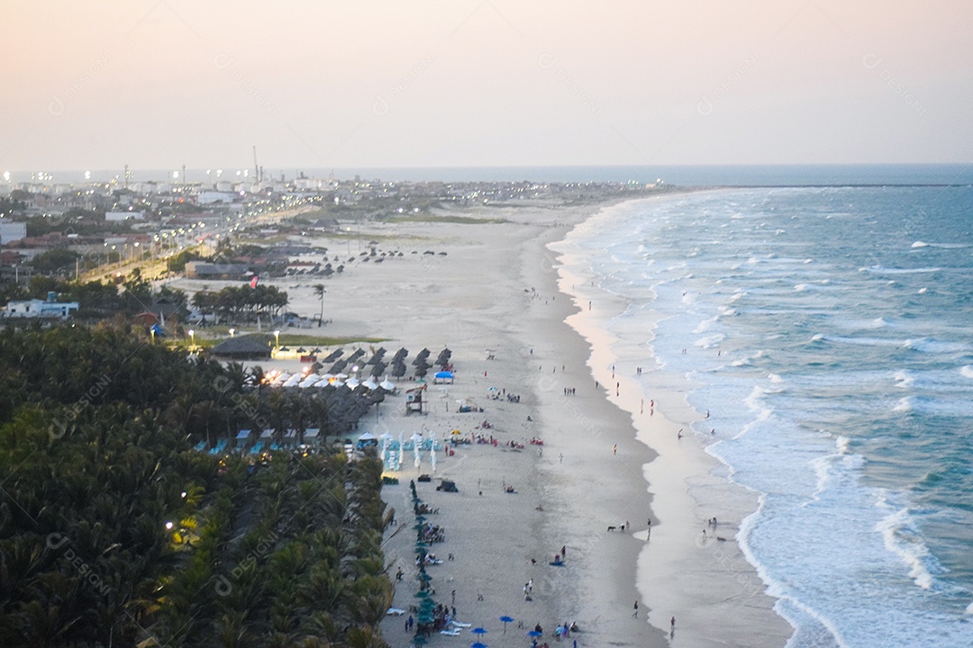 Linda Praia com Várias Pessoas
