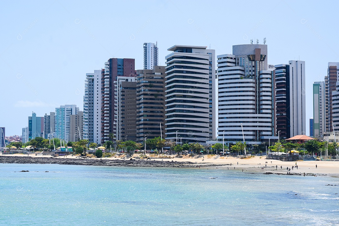 Linda Praia com Vários Prédios e Pessoas no Fundo