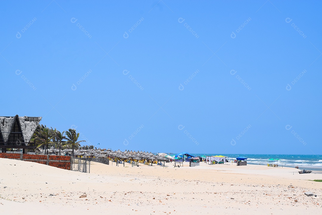 Praia Com Lindo Mar Azul e Pessoas